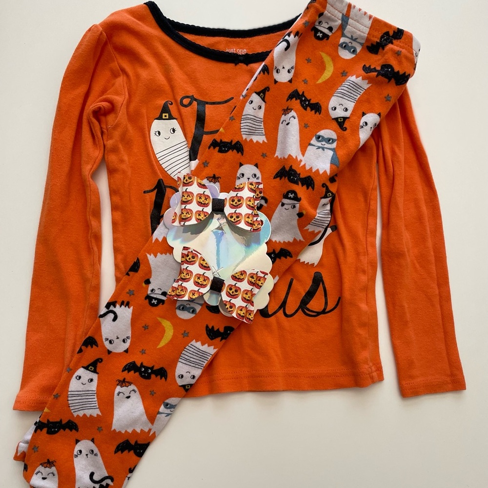 Halloween pjs size 4T with hairbows